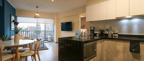 Jääkaappi, mikroaaltouuni, liesi, kahvin-/teenkeitin