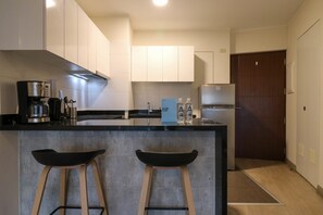 冷蔵庫、電子レンジ、コンロ、コーヒー / ティーメーカー