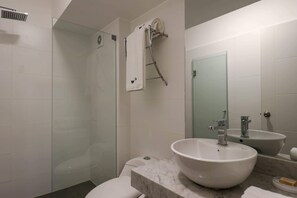 Chuveiro, secador de cabelo, toalhas de banho, shampoo
