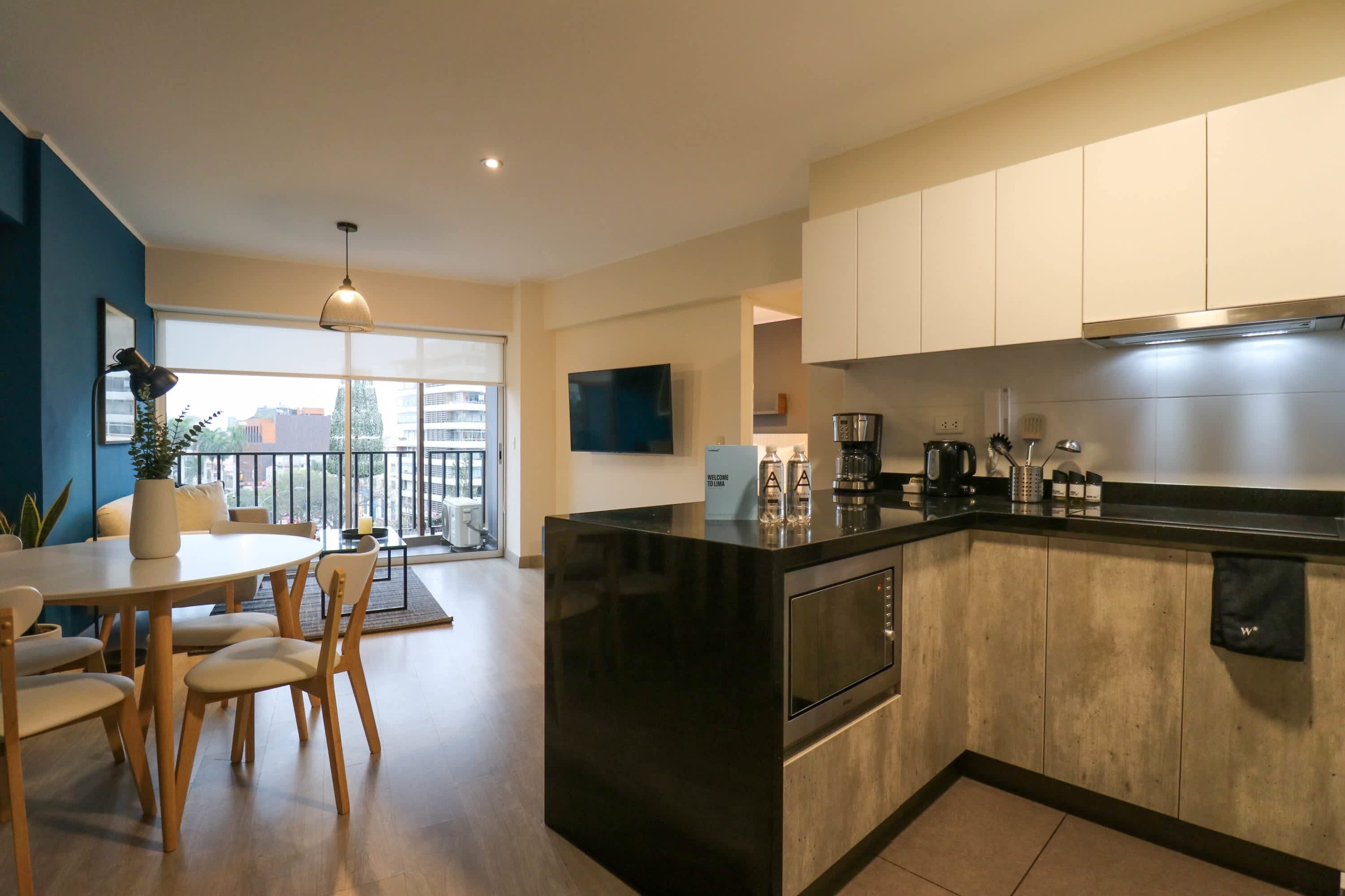 Refrigerador, microondas, parrilla de estufa y cafetera y tetera 