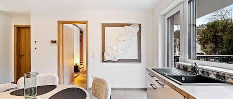 Frigorífico, microondas, horno y placa de cocina