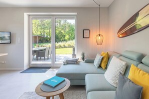 Fernseher, Kamin, DVD-Player, Bücher