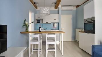 Camera | Cucina privata | Frigorifero, microonde, piano cottura, macchina per tè/caffè