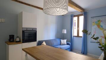 Room | Living area | 38-inch flat-screen TV with digital channels