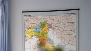 Un mapa político de Italia y países circundantes colgado en una pared.