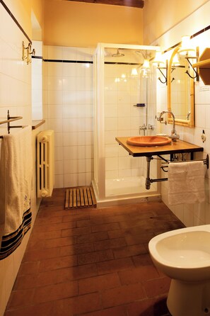 Een douche, een haardroger, een bidet, handdoeken