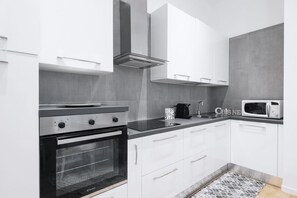 Fridge, microwave, oven, stovetop - Easylife - Elegant flat in Porta Venezia (Milano)