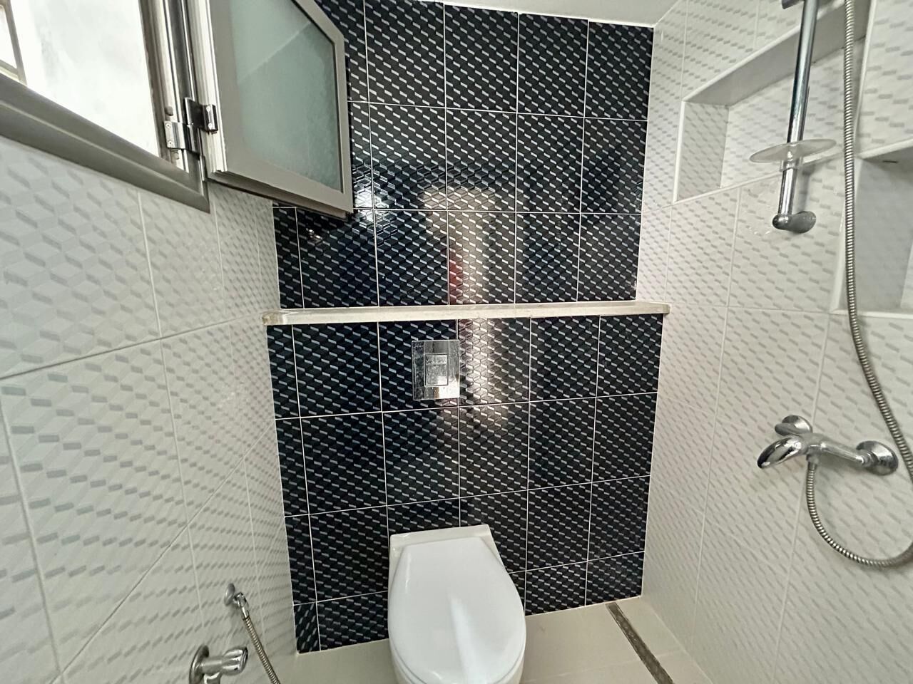 Un baño con inodoro, ducha y lavamanos.