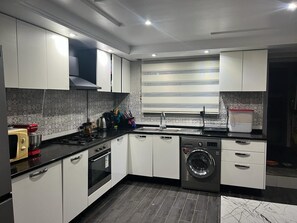 Kjøleskap, ovn og kaffekvern