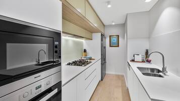 Fridge, oven, stovetop, dishwasher