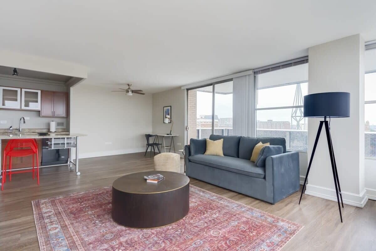 CozySuites 800 Tower 1BR w/ gym! 09