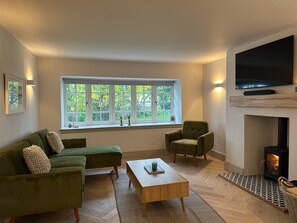 Chaumière | Aire de séjour | Téléviseur, foyer
