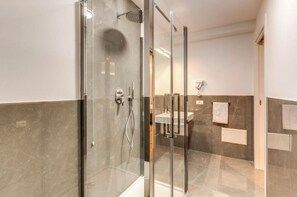 Douche, sèche-cheveux, bidet, serviettes fournies