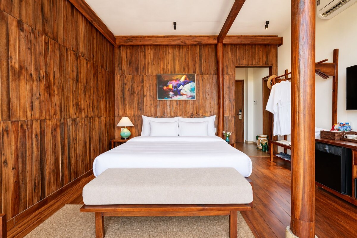 Superior Double Room with Bathtub | มินิบาร์, ตู้นิรภัยในห้องพัก, โต๊ะทำงาน, ผ้าม่านกันแสง