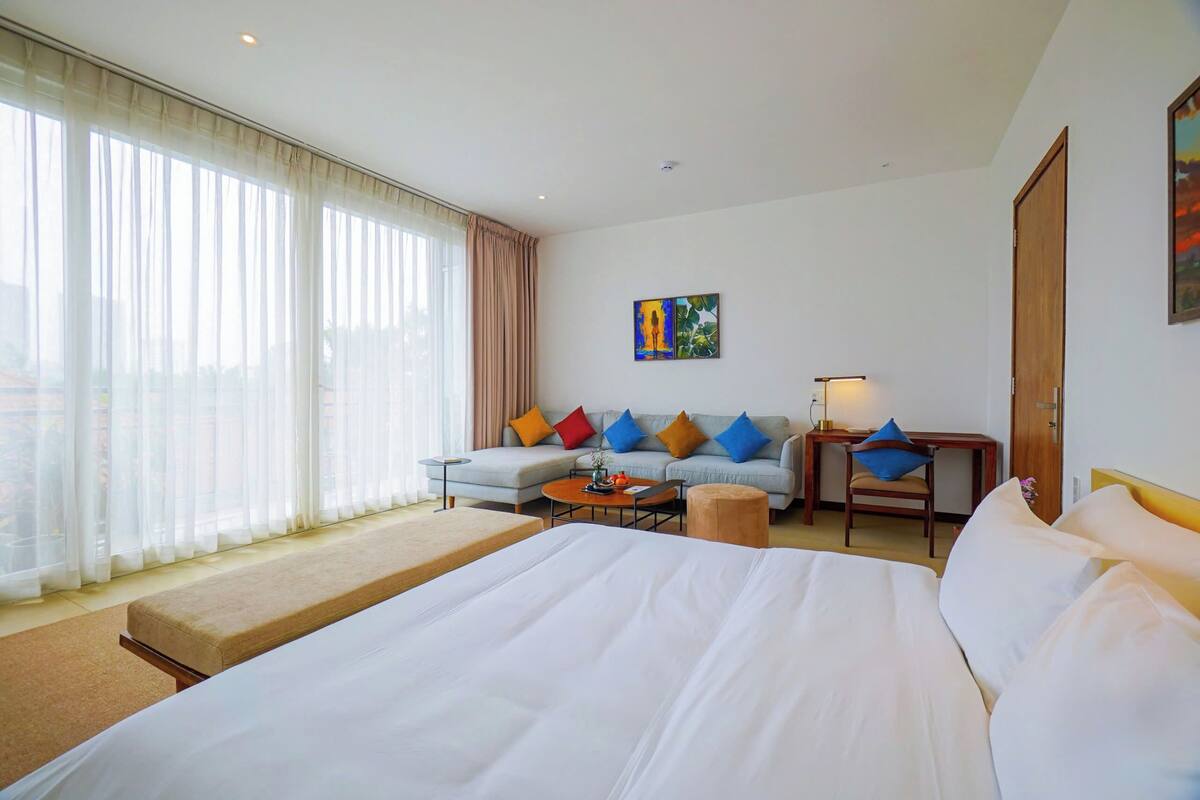 Deluxe Double Room with Bathtub | มินิบาร์, ตู้นิรภัยในห้องพัก, โต๊ะทำงาน, ผ้าม่านกันแสง