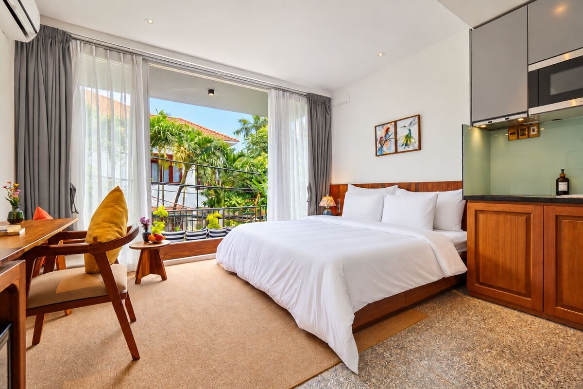 Studio with Balcony | มินิบาร์, ตู้นิรภัยในห้องพัก, โต๊ะทำงาน, ผ้าม่านกันแสง