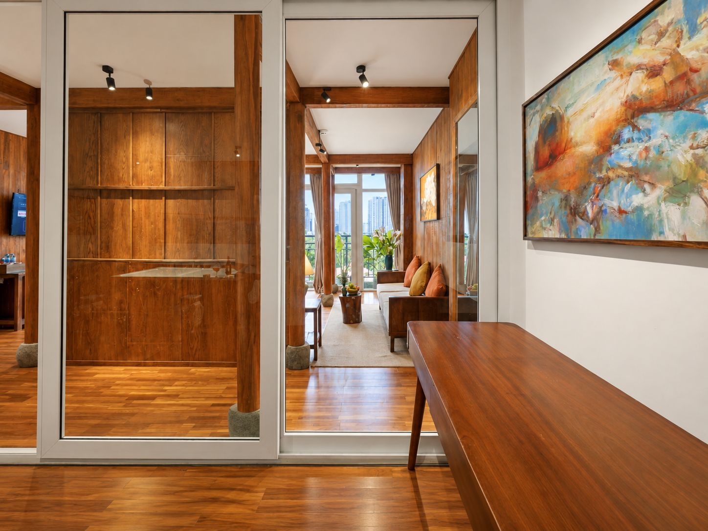Interior moderno com piso de madeira, um banco e uma pintura na parede.