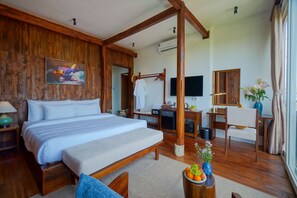 Minibar, in-room safe, desk, blackout curtains - Nexus House Lang Bao Chi (Ho Chi Minh City)