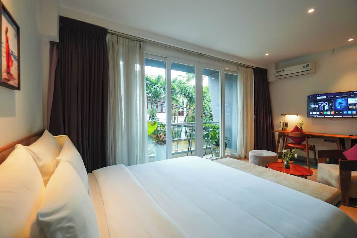 Studio with Balcony | มินิบาร์, ตู้นิรภัยในห้องพัก, โต๊ะทำงาน, ผ้าม่านกันแสง