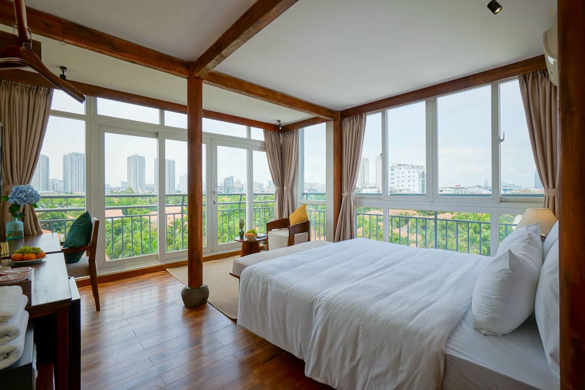 Panorama tweepersoonskamer | 1 slaapkamer, een minibar, een kluis op de kamer, een bureau