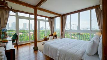 Panorama Suite | 1 kamar tidur, minibar, brankas, dan meja kerja