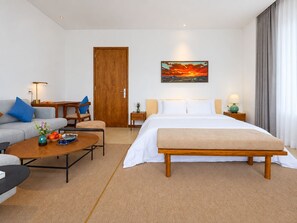 Een hotelkamer met een bed, een slaapbank, een bureau en een stoel.