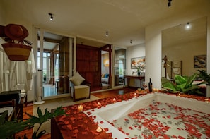 Heritage Executive Suite with Jacuzzi | Banheiro | Produtos de toalete de grife, secador de cabelo, roupões de banho 