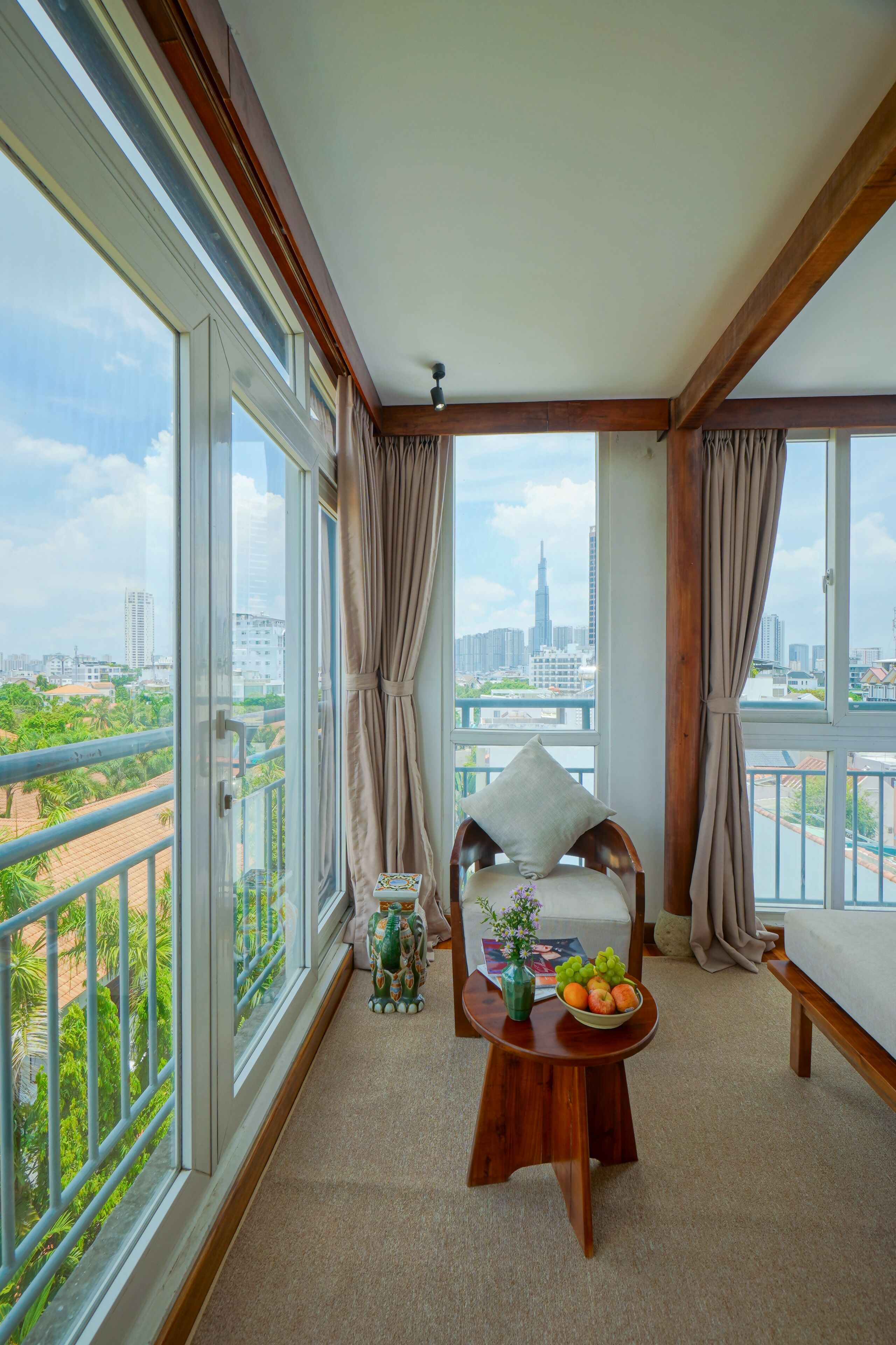 Panorama Suite | Minibar, in-room safe, desk, blackout drapes