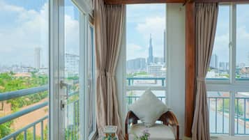 Panorama Suite | Minibar, in-room safe, desk, blackout drapes