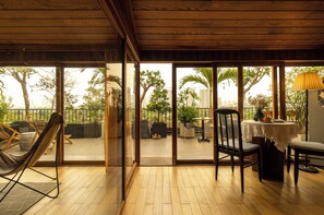 Minibar, in-room safe, desk, blackout curtains - Nexus House Lang Bao Chi (Ho Chi Minh City)
