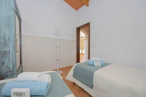 2 dormitoris, caixa forta a l'habitació i planxa i posts de planxar