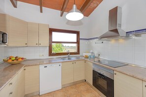 ثلاجة، ميكروويف، فرن، غسالة أطباق