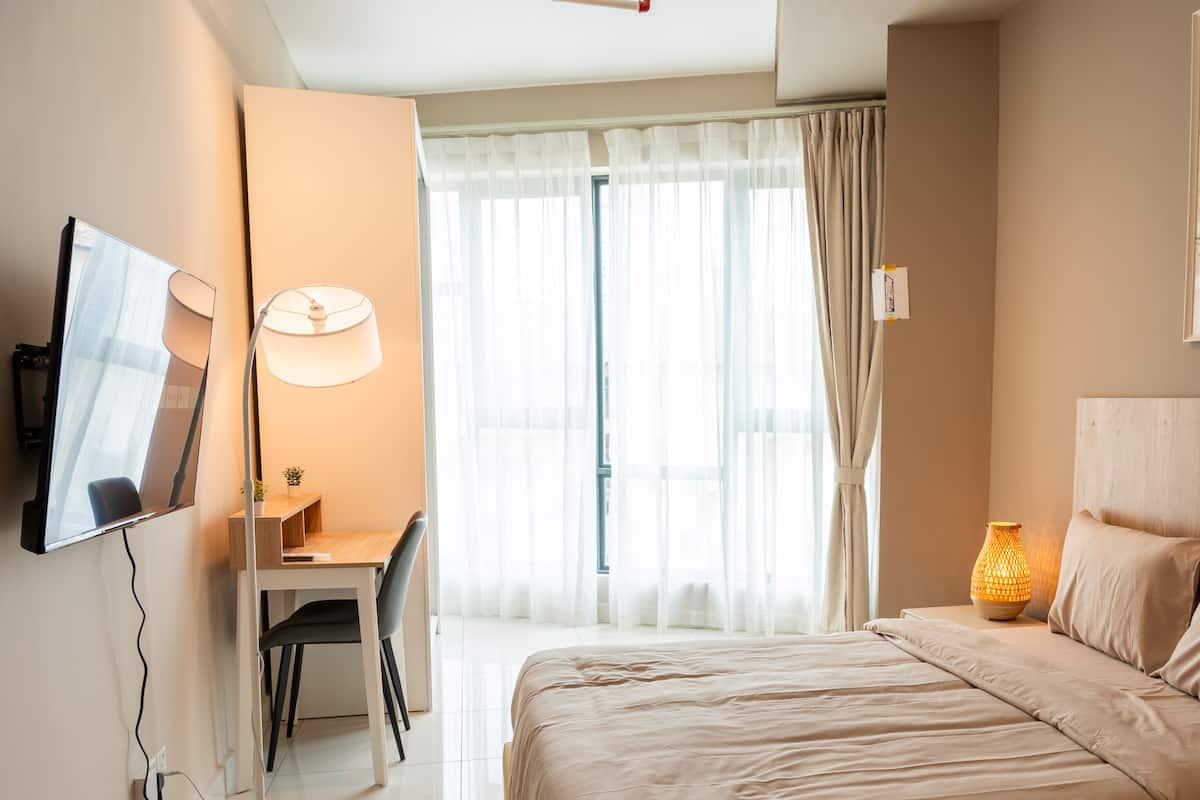 Escritorio y ropa de cama
