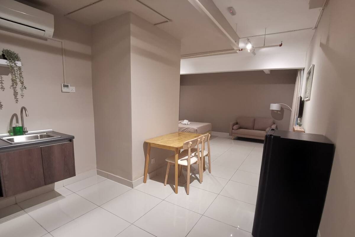Um apartamento moderno com cozinha, sala de jantar e sala de estar.