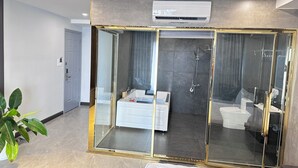 Une salle de bain moderne avec une douche à parois de verre, des toilettes et un lavabo.