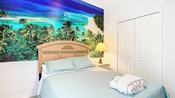 4 habitaciones, escritorio y tabla de planchar con plancha