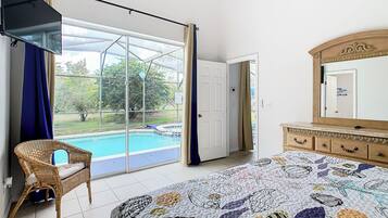 4 slaapkamers, een bureau, een strijkplank/strijkijzer, reisbedje