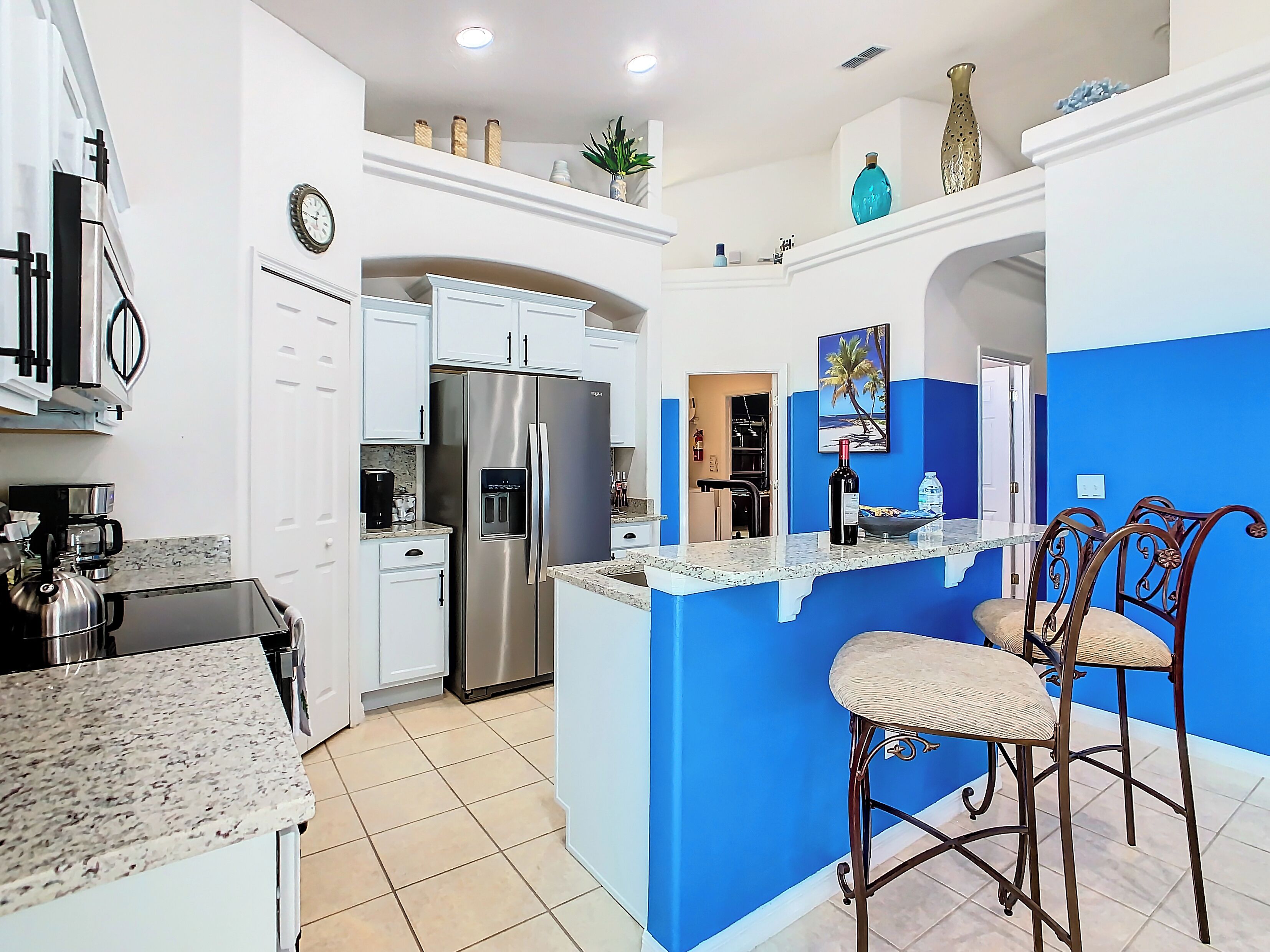 Geladeira, micro-ondas, fogão, cooktop