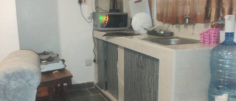 Kylskåp, mikrovågsugn, spishäll och vattenkokare