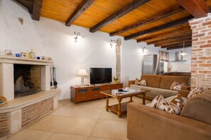Televisión y chimenea