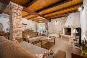 Televisión y chimenea