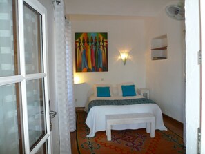 6 bedrooms, iron/ironing board, WiFi, bed sheets - Gite 10/18 pers, private swimming pool, on the river bank between Provence and Ardèche (Saint-Jean-de-Maruéjols-et-Avéjan)