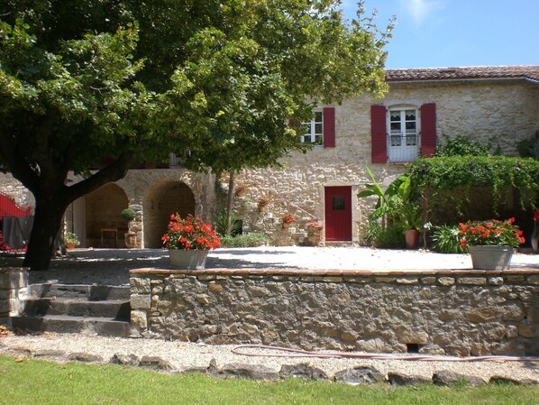 Exterior - Gite 10/18 pers, private swimming pool, on the river bank between Provence and Ardèche (Saint-Jean-de-Maruéjols-et-Avéjan)