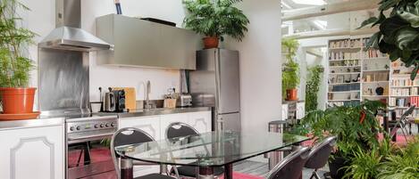 Réfrigérateur, micro-ondes, four, lave-vaisselle