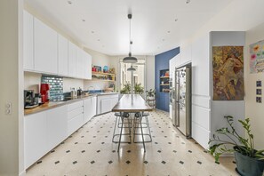 Réfrigérateur, micro-ondes, lave-vaisselle, grille-pain