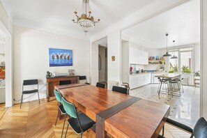 Dining - Gardenside Glamour, by Veeve (Paris)