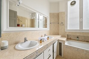 Shower, hair dryer, towels - Gardenside Glamour, by Veeve (Paris)