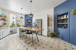 Fridge, microwave, dishwasher, toaster - Gardenside Glamour, by Veeve (Paris)