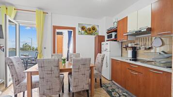 Kühlschrank, Mikrowelle, Herdplatte, Wasserkocher mit Kaffee-/Teezubehör