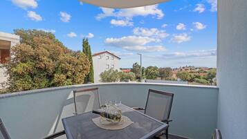 Familienapartment, 2 Schlafzimmer (Mery's Sunny Pool Apartment) | Speisen im Freien